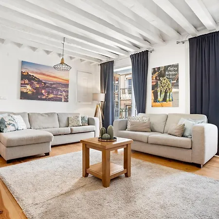 Spacious & Luxurious Penthouse In The Heart Of 아파트
