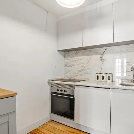 Spacious & Luxurious Penthouse In The Heart Of Apartment *