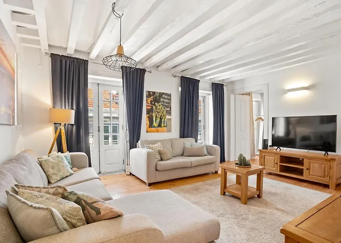Spacious & Luxurious Penthouse In The Heart Of *