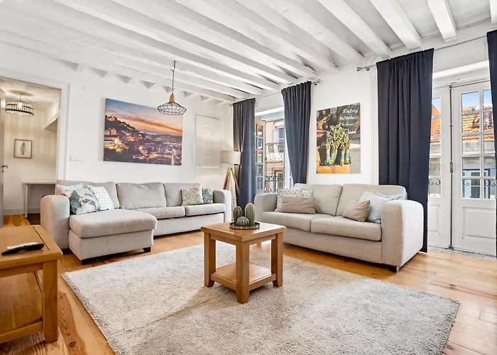 Spacious & Luxurious Penthouse In The Heart Of 아파트