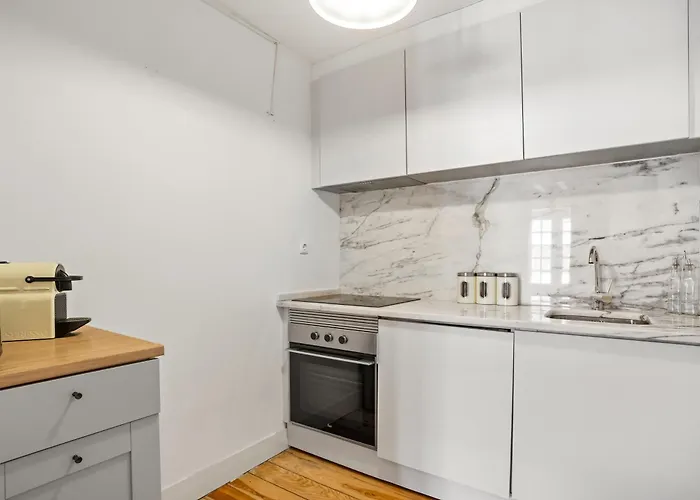 Spacious & Luxurious Penthouse In The Heart Of Apartment *