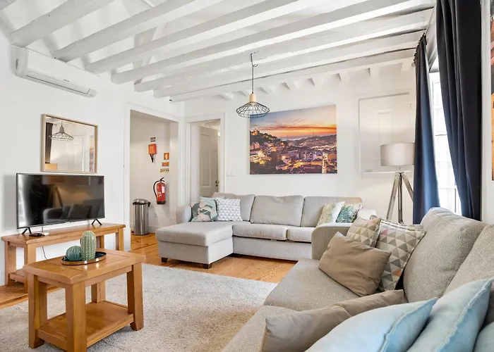 Spacious & Luxurious Penthouse In The Heart Of Apartment *